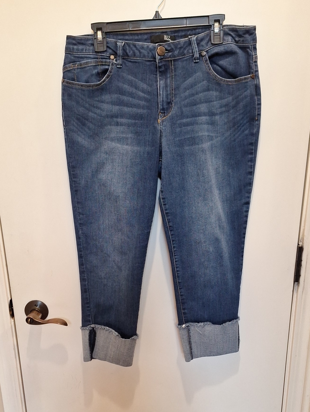 1822 Denim Cropped Ankle Jeans in Medium Blue